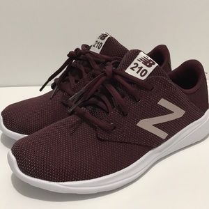 210 Women’s New Balance Sz 9 Burgundy
